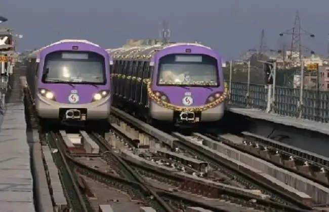 मेट्रो ट्रेन की बोगी के नीचे से निकला धुआं, यात्रियों में मची अफरा-तफरी