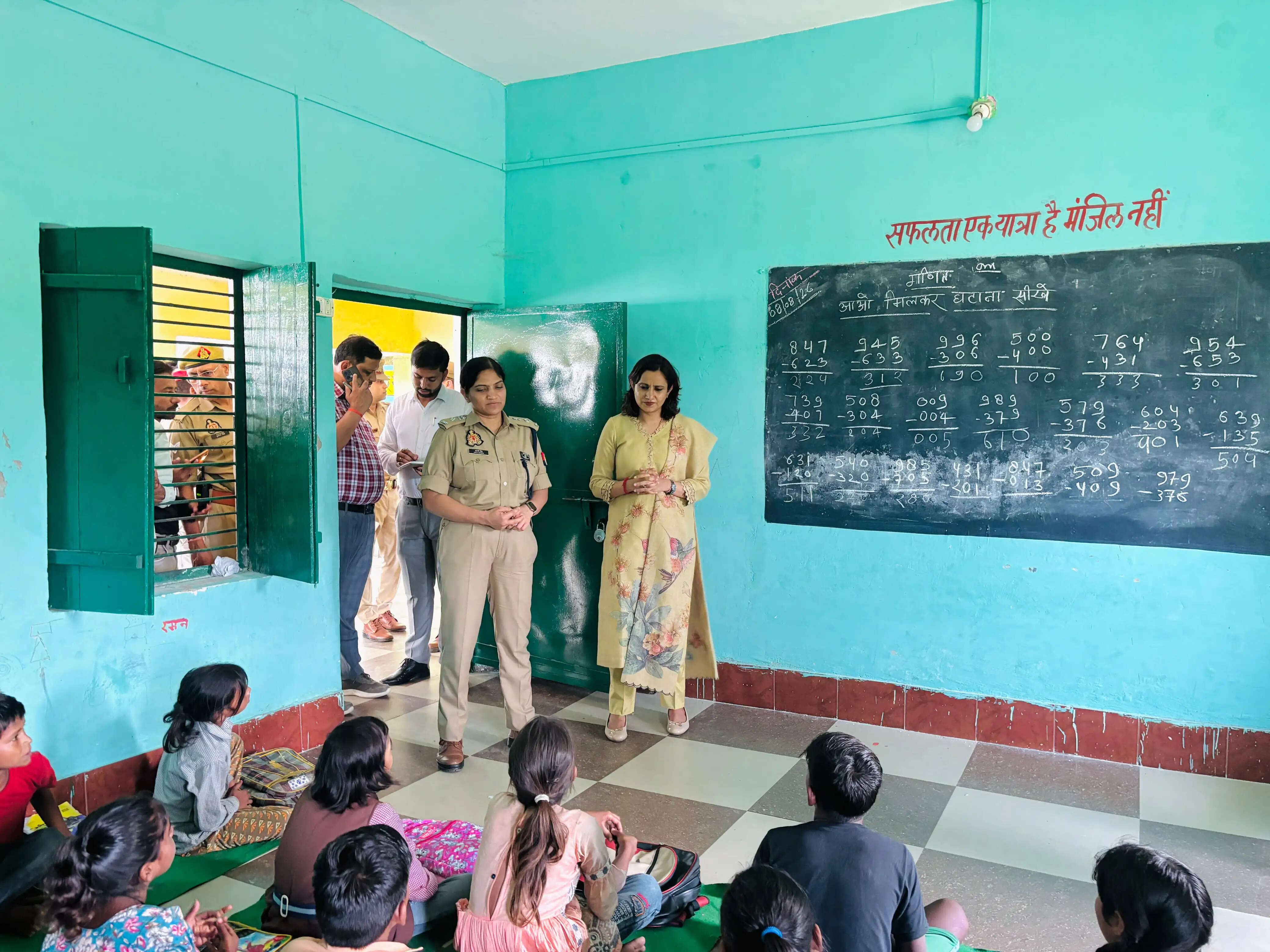 फर्रुखाबाद : जिलाधिकारी ने विद्यालयों का निरीक्षण कर परखी शिक्षा की गुणवत्ता,बच्चों से सुना पहाड़ा