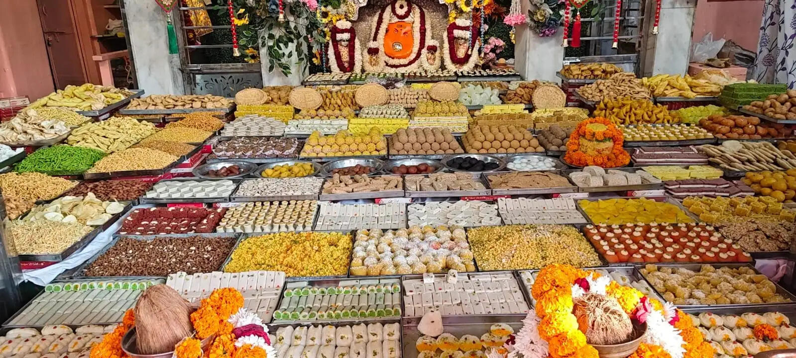 परकोटा गणेश मंदिर में प्रथम पूज्य के पाटोत्सव पर सजी छप्पन भोग की झांकी