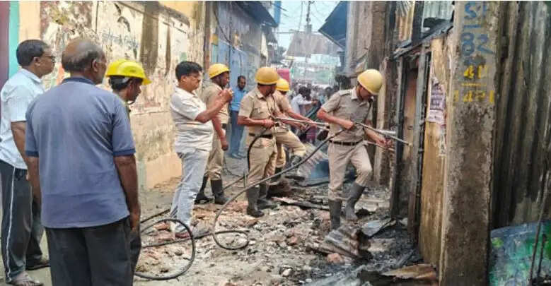 भीषण आग में कपड़ा गोदाम जलकर खाक