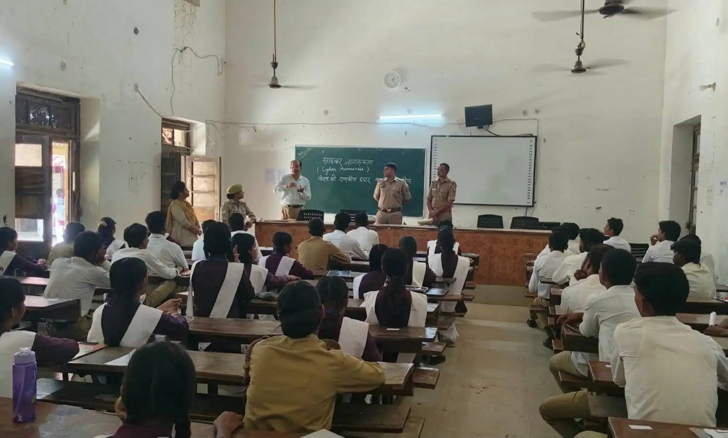 देवरिया में साइबर अपराधों से बचाव के लिए छात्रों को किया जागरूक