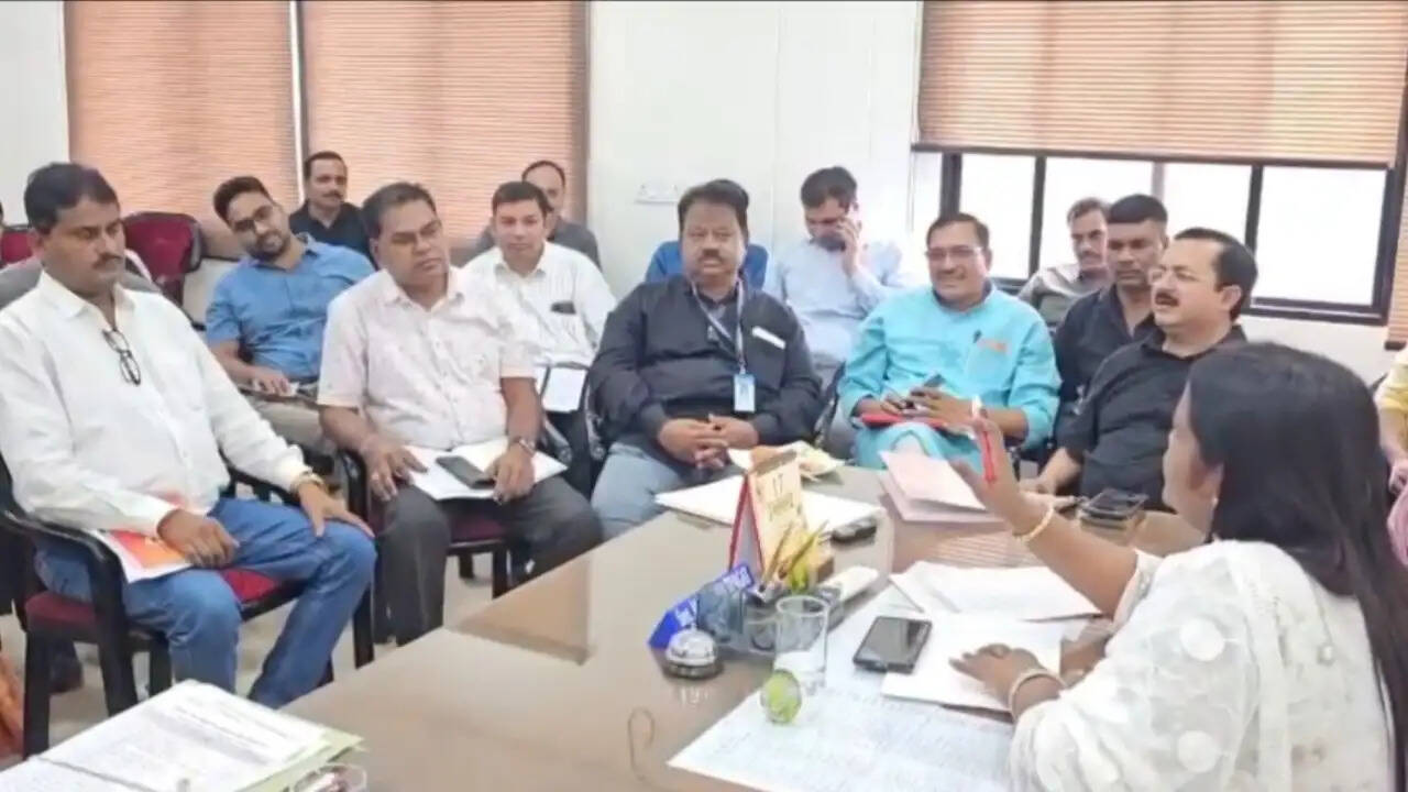अम्बिकापुर में अघोषित बिजली कटौती पर भड़कीं महापौर, अधिकारियों को फटकारा