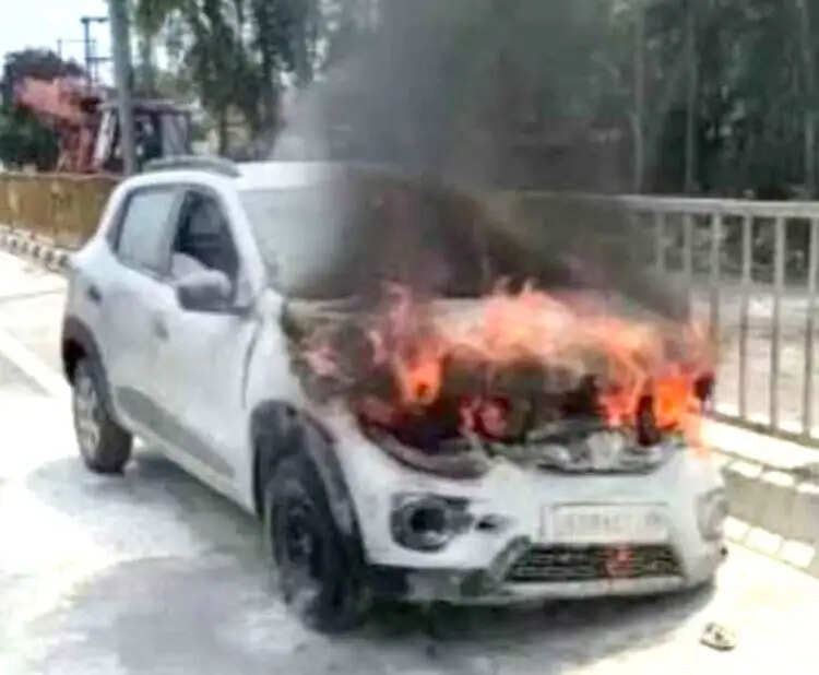 भगवानपुर एक्सप्रेसवे पर चलती कार बनी आग का गोला, चालक ने कूदकर बचाई जान