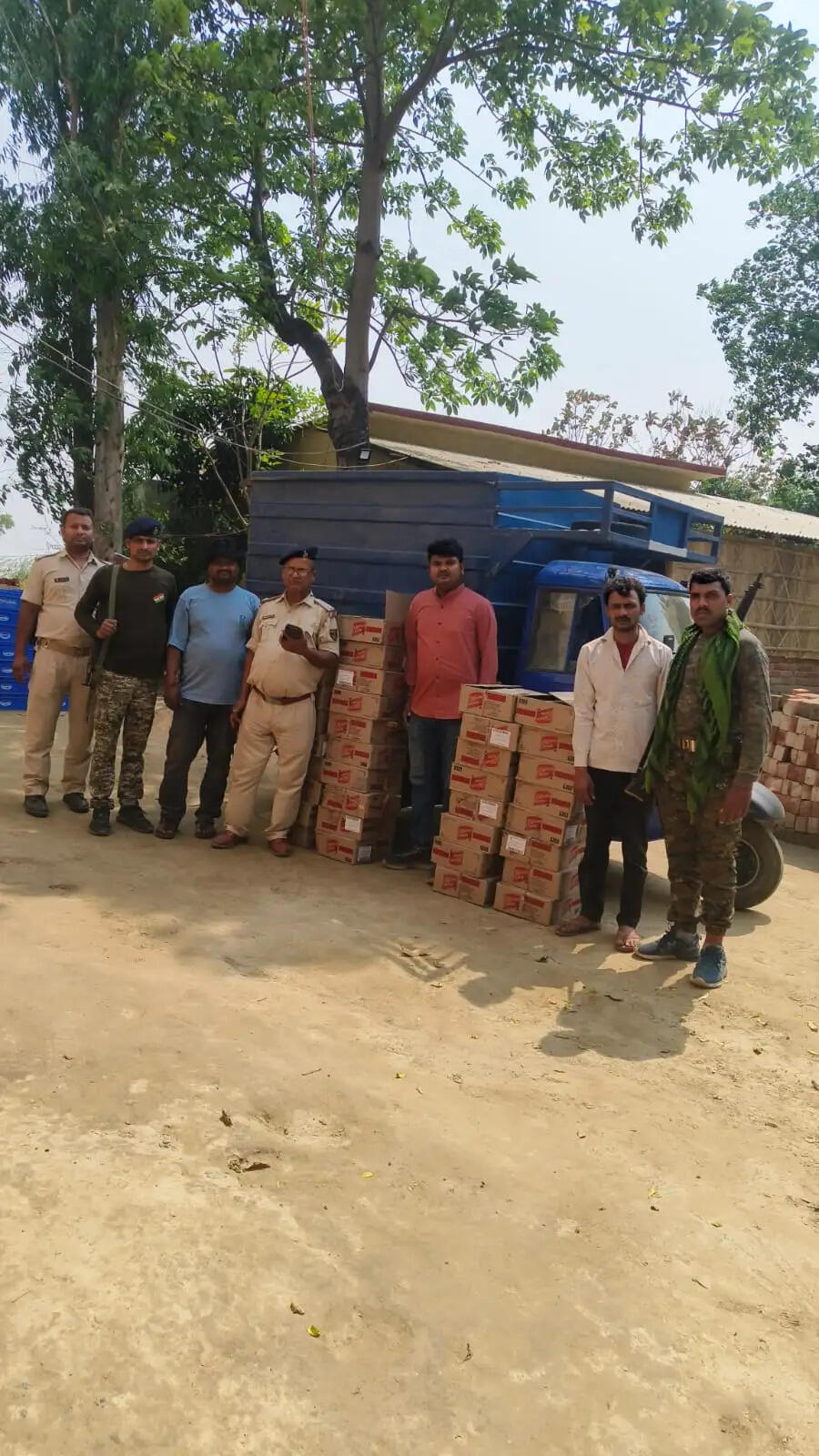 पैंतीस कार्टून शराब ,मालवाहक गाड़ी के साथ दो गिरफ्तार