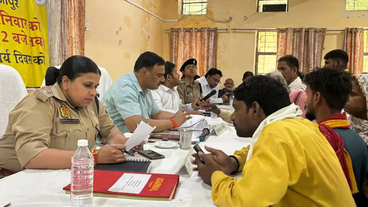 समाधान दिवस में डीएम-एसपी सख्त : शिकायतों के त्वरित निस्तारण के निर्देश