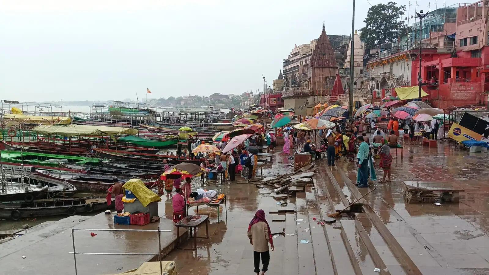 वाराणसी में चक्रवाती तूफान अर्नब का असर, बूंदाबांदी के बीच गंगाघाटों पर रौनक छिनी