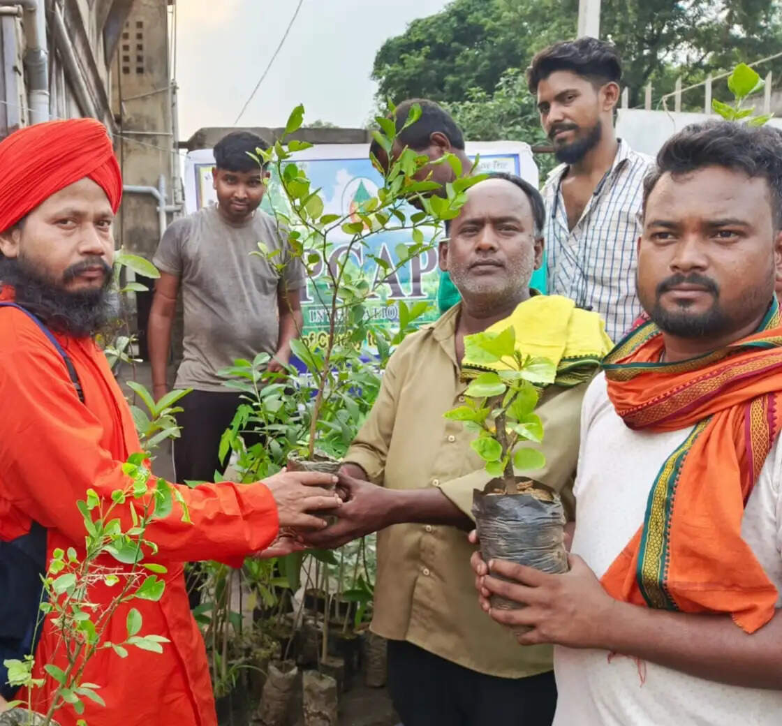 पर्यावरण संरक्षण के लिए आनंद मार्ग ने बांटे 800 फलदार पौधे और बीज बॉल
