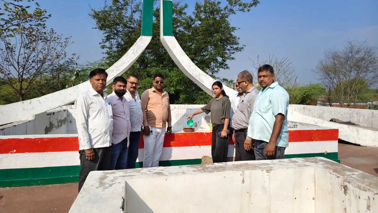 औरैया: नौतपा की भीषण गर्मी में पशु-पक्षियों के लिए सहारा बने पानी से भरे मिट्टी के प्याले