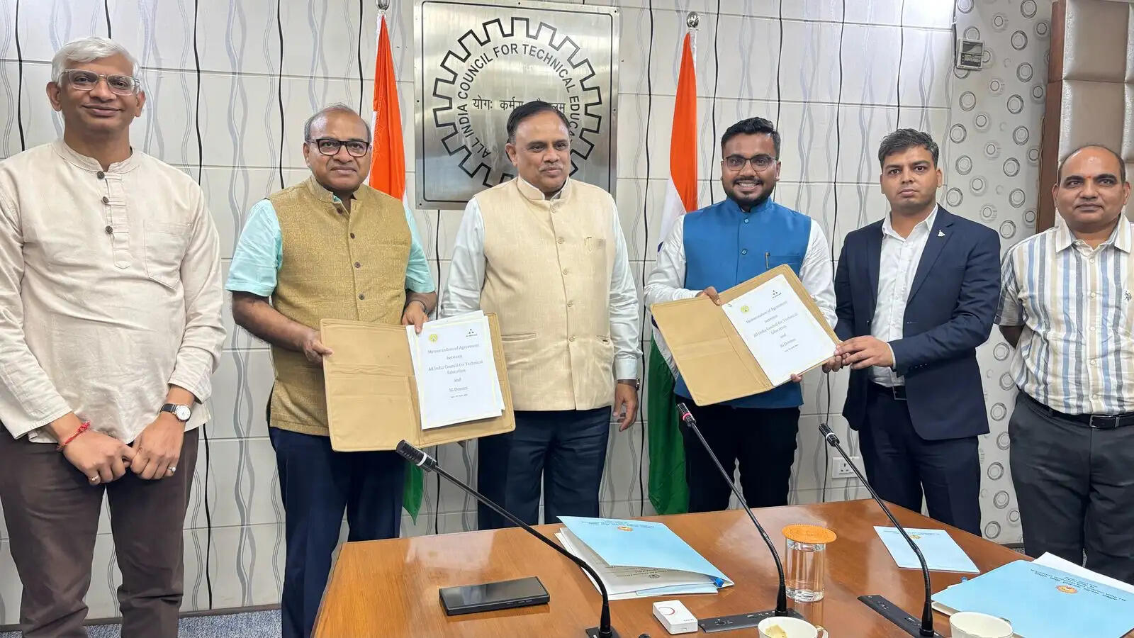 एआईसीटीई ने ड्रोन तकनीक में 50 सीओई स्थापित करने के लिए आईजी ड्रोन्स के साथ की साझेदारी