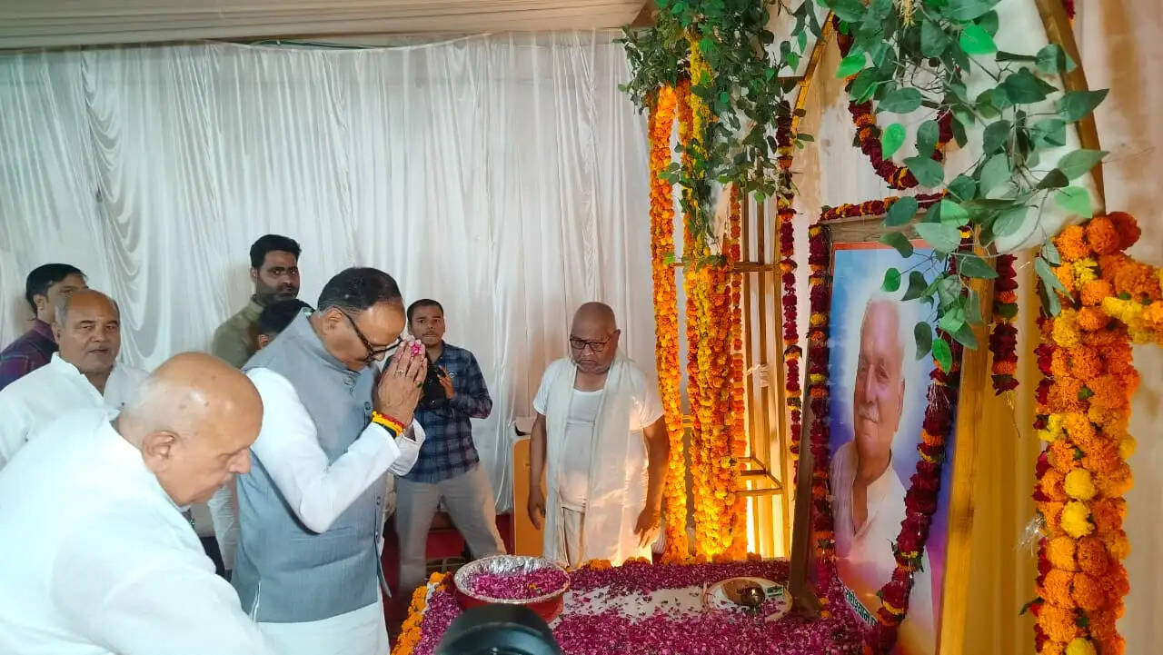 उप मुख्यमंत्री पाठक विजय बहादुर पाठक के आवास पहुंच कर पिता के निधन पर जताया दुख, अर्पित की श्रद्धांजलि