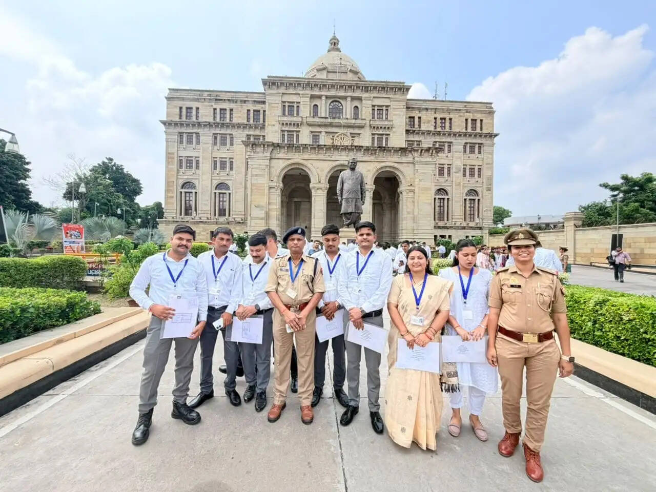 लोक भवन लखनऊ में बांदा के धीरेंद्र सिंह समेत मंडल के 13 अभ्यर्थियों को मिला नियुक्ति पत्र