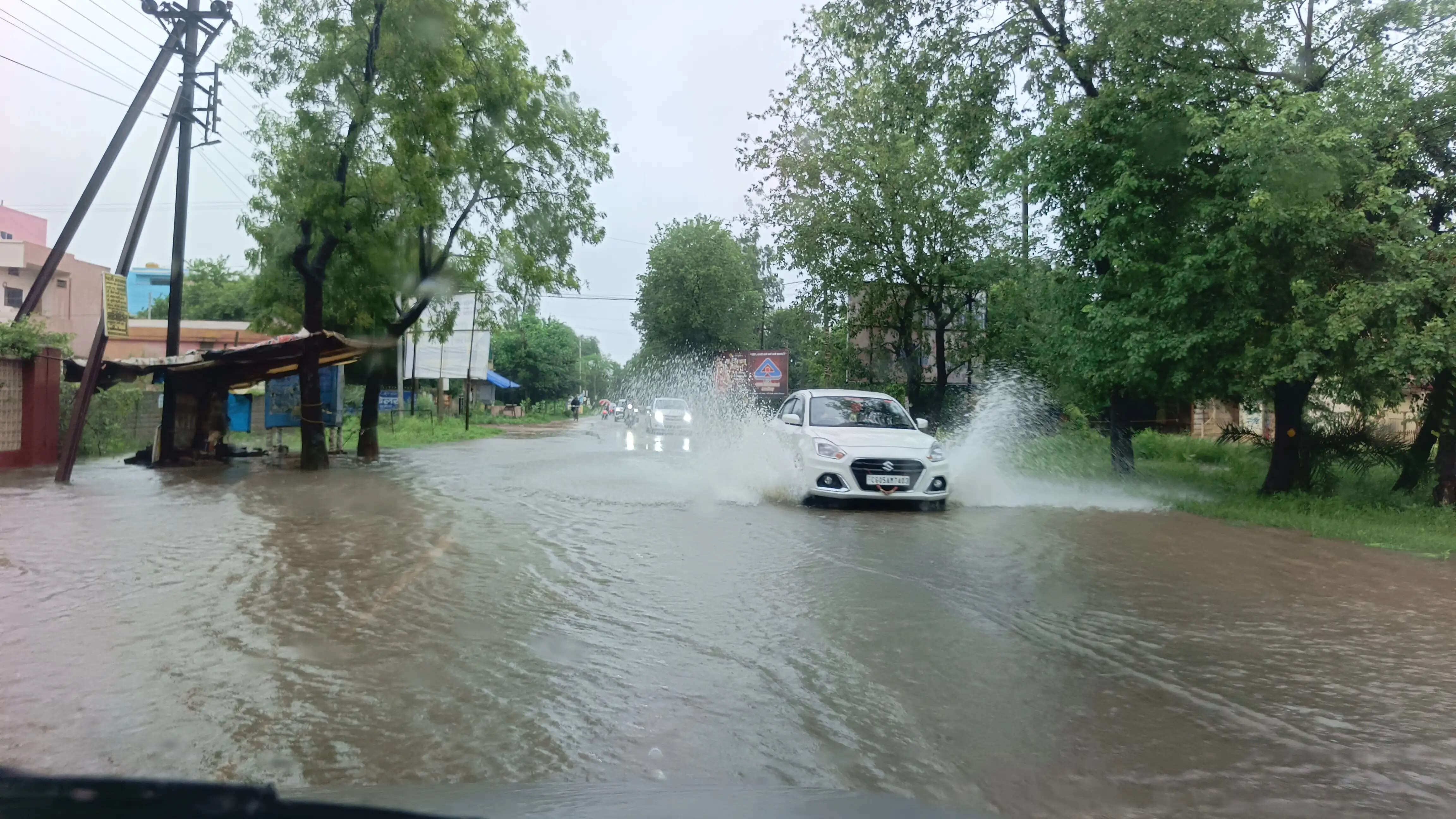 बारिश से जनजीवन प्रभावित, गलियों और घरों में भरा पानी