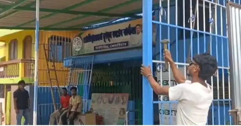 तृणमूल ने खुद तोड़ा जिला कार्यालय का अवैध हिस्सा