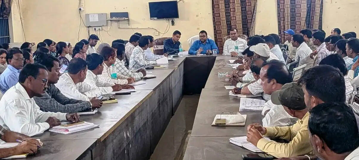 जांजगीर-चांपा में विकास कार्यों की समीक्षा: पीएम आवास के अधूरे निर्माण जल्द पूरे करने के निर्देश