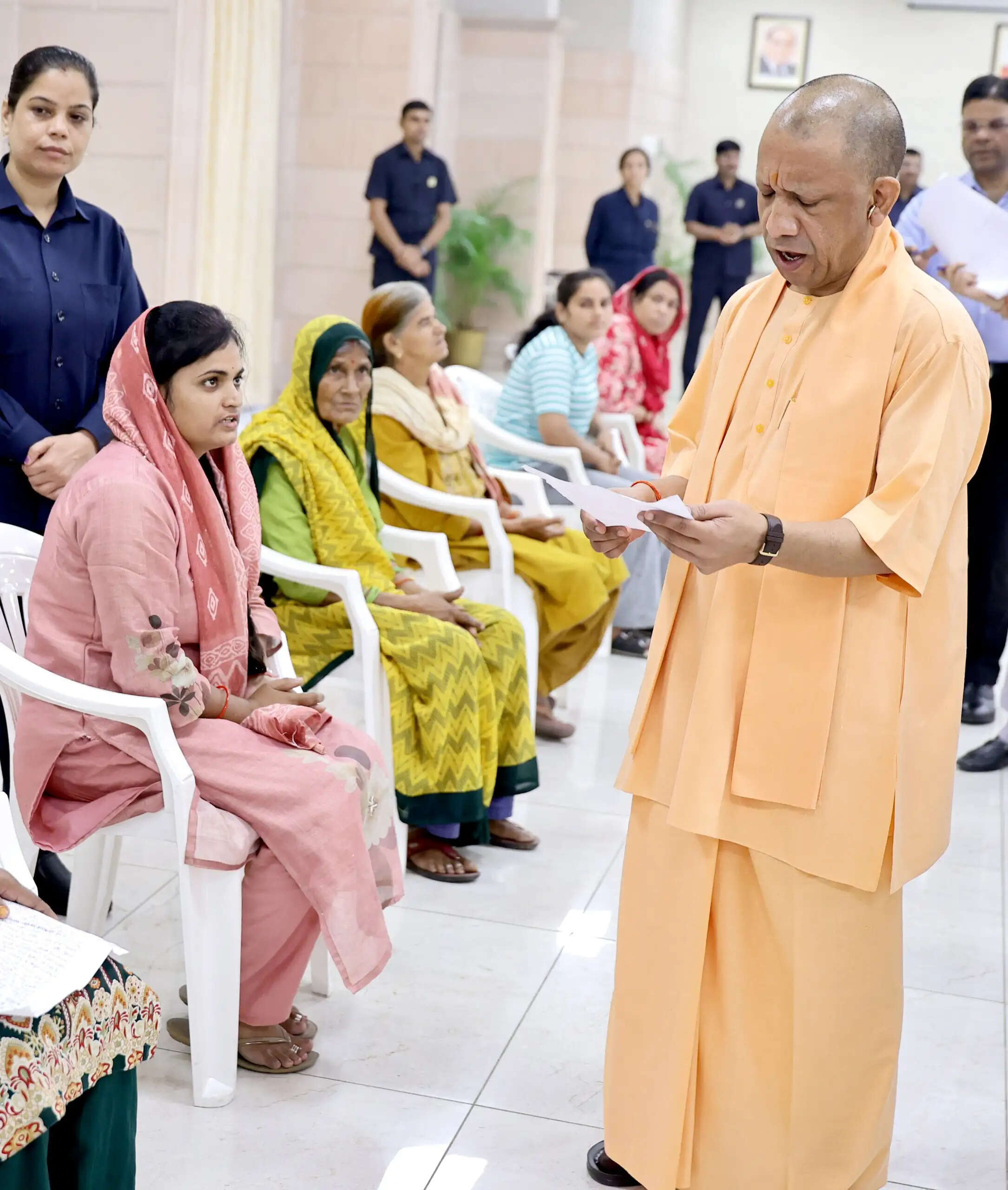 'नर सेवा-नारायण सेवा' के भाव से जनसेवा कर रही सरकार : मुख्यमंत्री याेगी