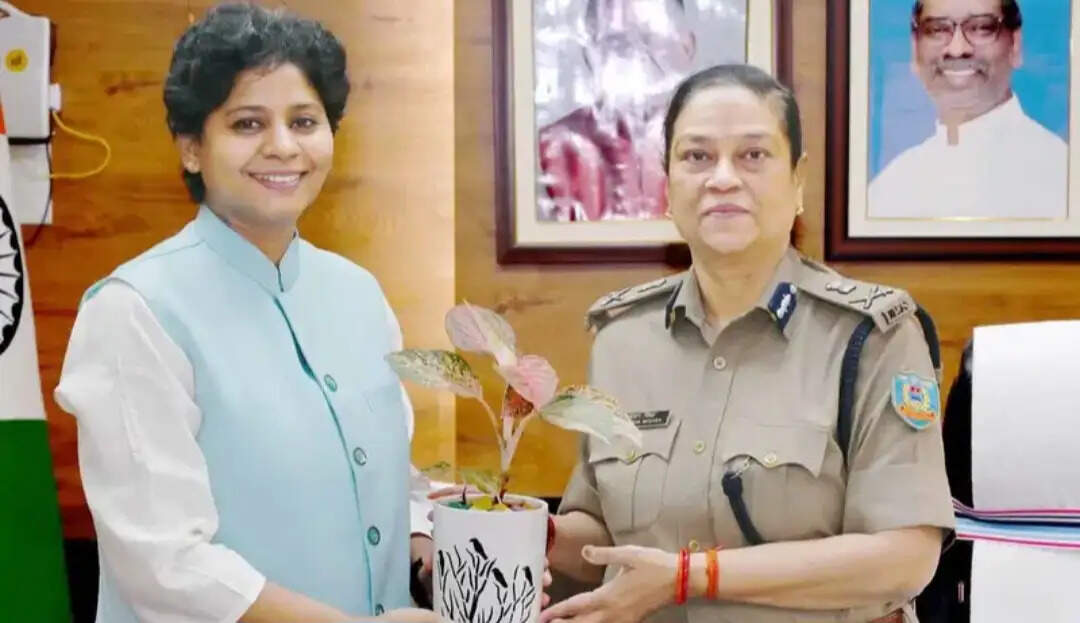 डीजीपी से मिलीं विदेश सेवा की अधिकारी मनीता, कई विषयाें पर की चर्चा