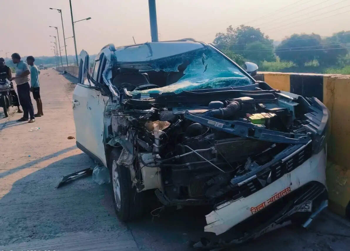 मीरजापुर : वाराणसी हाईवे पर ट्रक में पीछे से घुसी एक्सयूवी, चालक की मौत