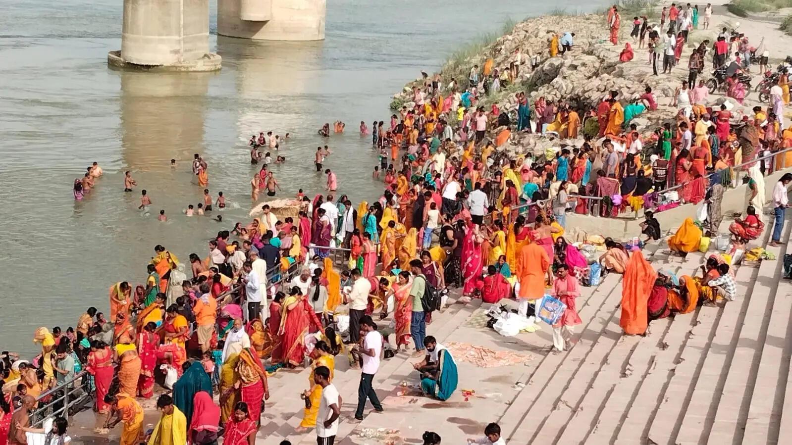 सारण में गंगा दशहरा पर श्रद्धालुओं ने सरयू और गंगा नदी में लगाई डुबकी