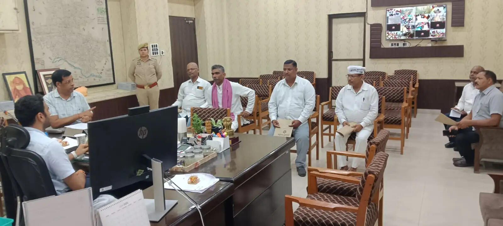 मतदेय स्थलों के संशोधन को लेकर डीएम ने राजनीतिक दलों के साथ की बैठक