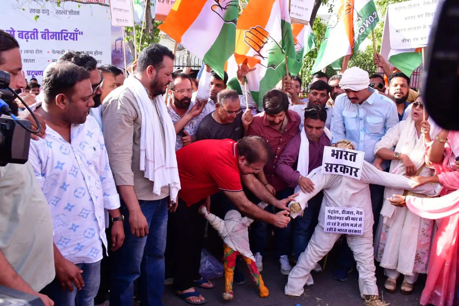 पेट्रोल-डीजल और गैस कीमतों के विरोध में कांग्रेस का प्रदर्शन