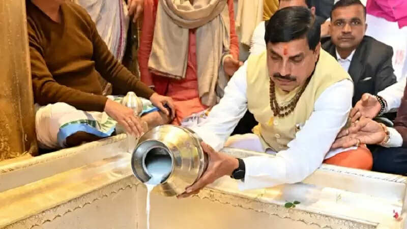 मप्र के मुख्यमंत्री डॉ. मोहन यादव ने काशी विश्वनाथ मंदिर में किए दर्शन