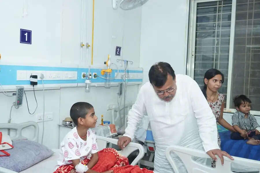ऊर्जा मंत्री तोमर ने रात में किया सिविल अस्पताल हजीरा, बिरला नगर सहित विद्युत केन्द्रों का औचक निरीक्षण