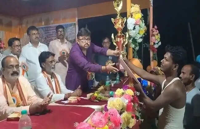 विश्वकर्मा पूजा पर टांगन नदी में 85वीं नौका रेस सम्पन्न