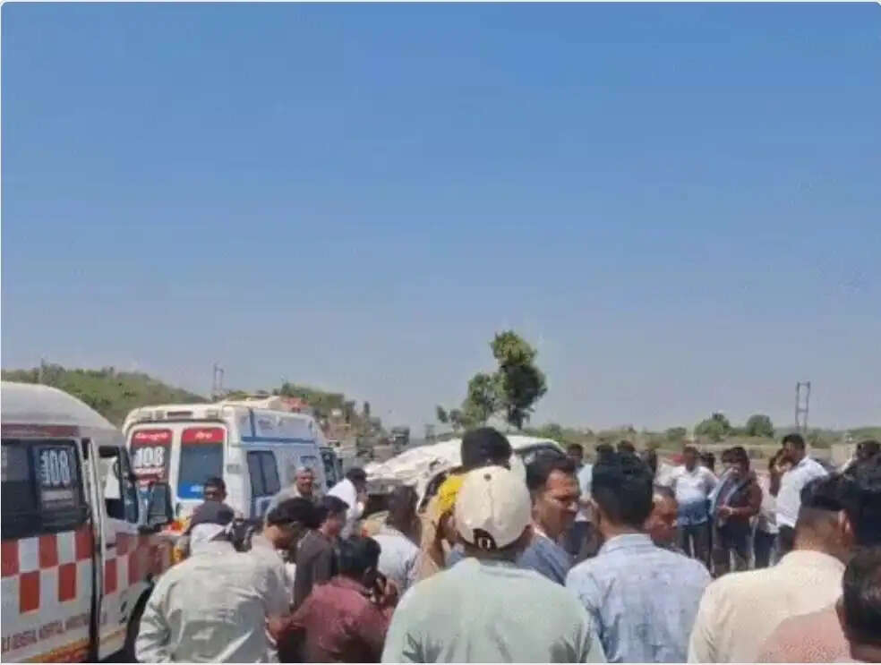 साबरकांठा में लग्जरी बस ने कार को मारी टक्कर, 6 लोगों की मौत, 8 घायल