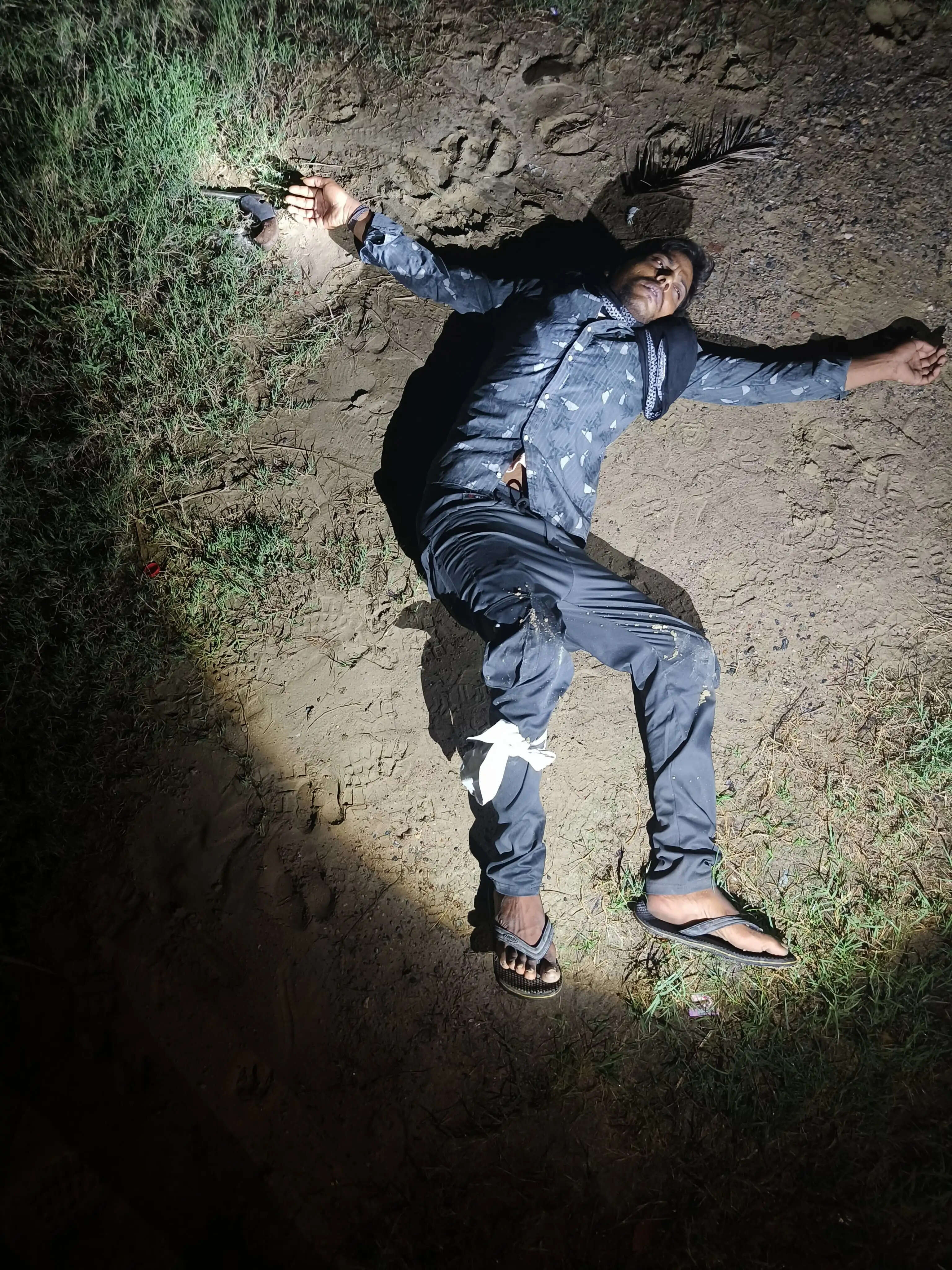 डॉक्टर से लूट करने वाला कुख्यात बदमाश पुलिस मुठभेड़ में गिरफ्तार,असलाह और नगदी बरामद