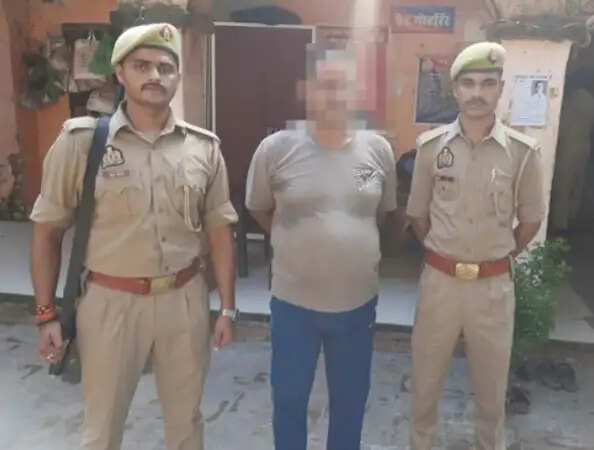 जलालपुर में तीन लाख की लूट का वांछित आरोपी गिरफ्तार, पुलिस की वर्दी बरामद