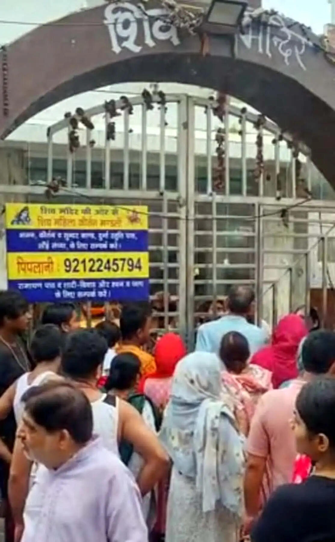 गुरुग्राम: मंदिर में सुविधाएं नहीं मिली तो श्रद्धालुओं ने गेट पर जड़ा ताला
