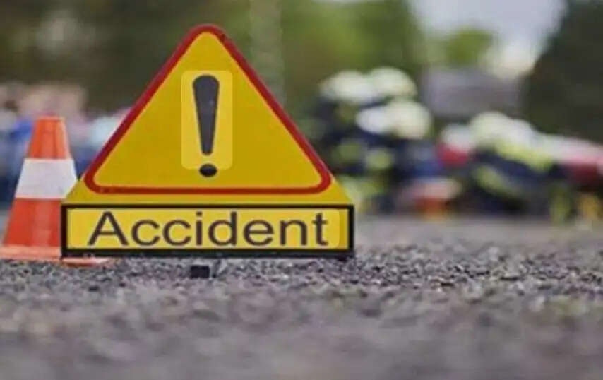 सोनभद्र : कार-ऑटो की टक्कर में दाे की माैत, 12 घायल