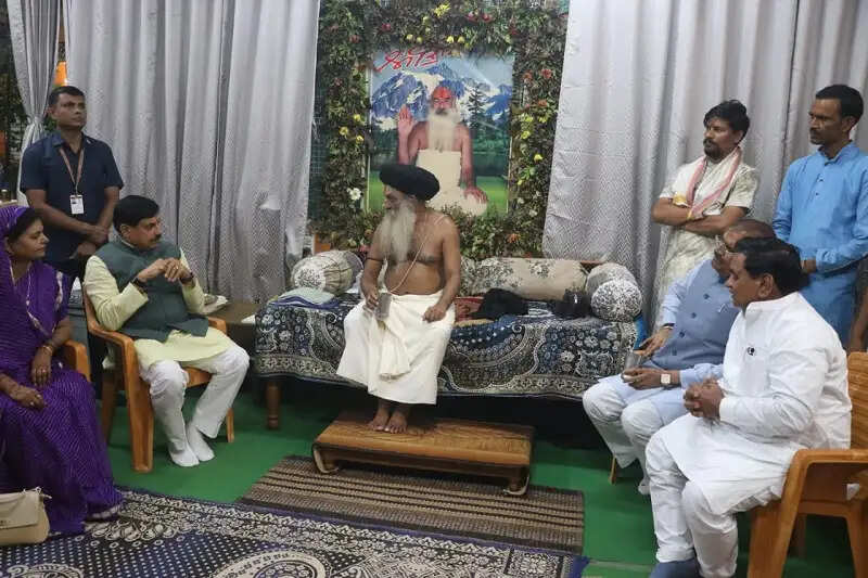 मप्रः मुख्यमंत्री ने ओंकारेश्वर में राजराजेश्वरी त्रिपुर बाला सुंदरी मंदिर में सपत्नीक किए दर्शन