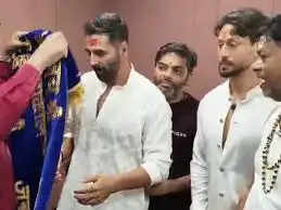 उज्जैन:&nbsp;महाकाल के दरबार में सितारों की आस्था, अक्षय-टाइगर ने नंदी के कान में मांगी मनोकामना, डिंपल कपाड़िया भी रहीं साथ