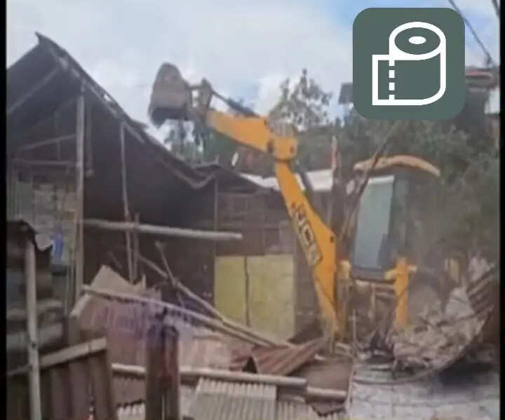 बामुनीमैदान रेलवे कॉलोनी में अतिक्रमण पर चला बुलडोजर, 40 अवैध घर ध्वस्त
