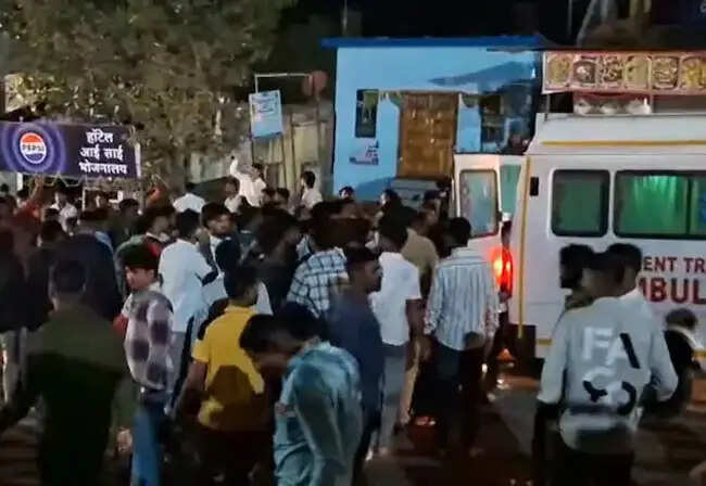 नासिक में बेकाबू कार ने पुलिसकर्मियों और श्रद्धालुओं को कुचला, सब-इंस्पेक्टर की मौत, 11 से अधिक पुलिसकर्मी घायल