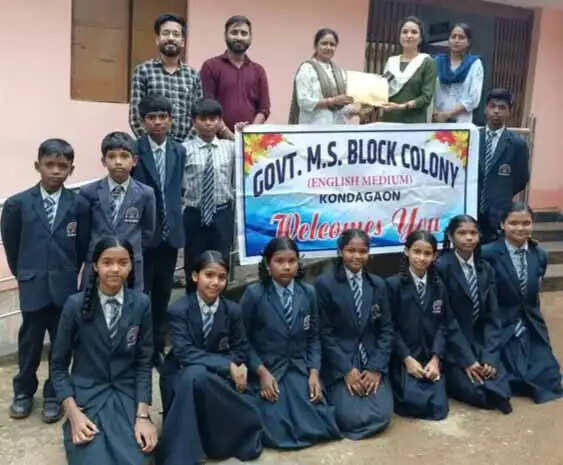 विद्यार्थियों ने राखियां एवं देश की पावन मिट्टी, भारतीय सैनिकों तक पहुंचाने के लिए सौंपी