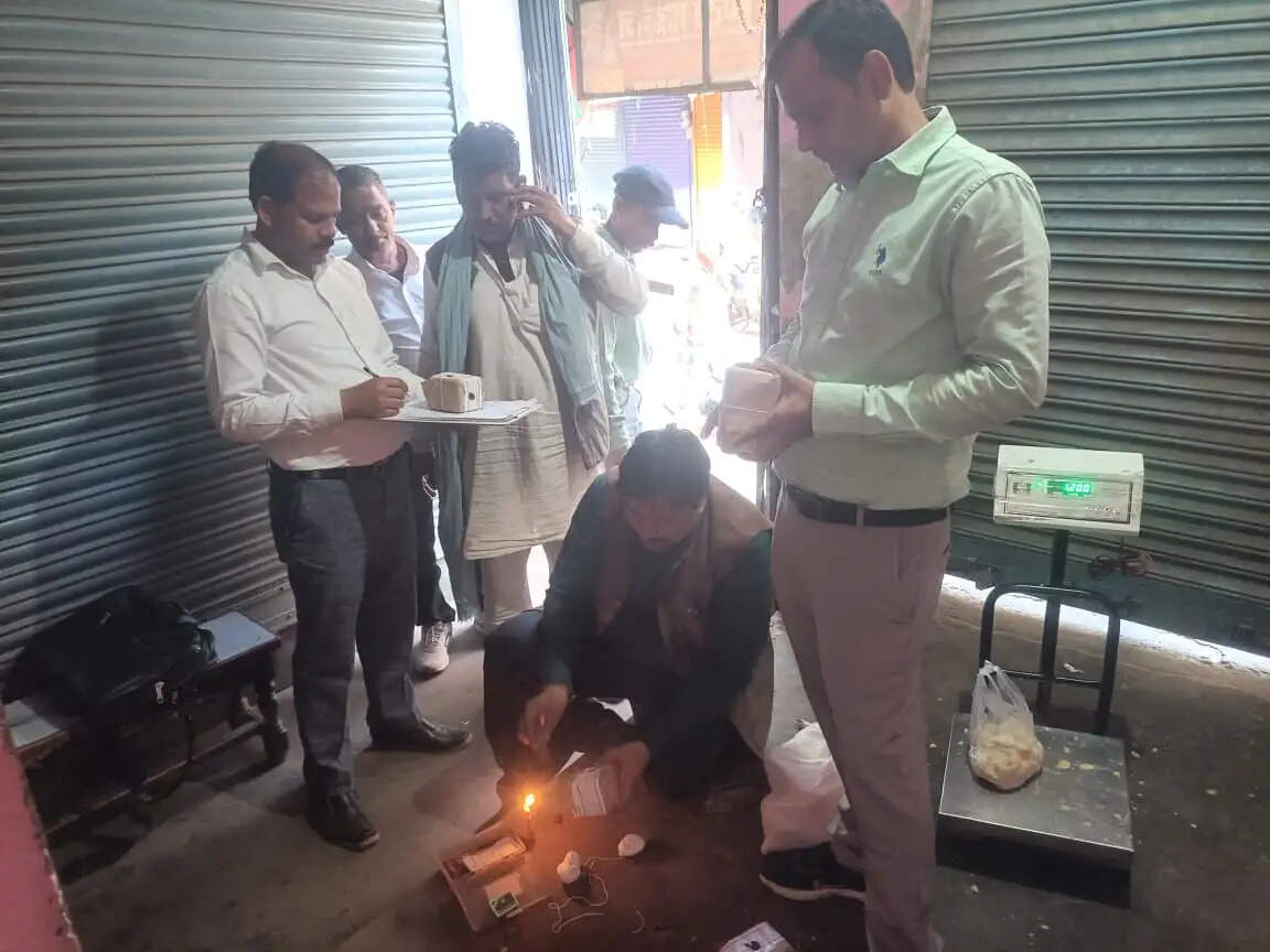 खाद्य विभाग ने 230 किलो मिठाई नष्ट कर कई नमूने जांच को भेजे