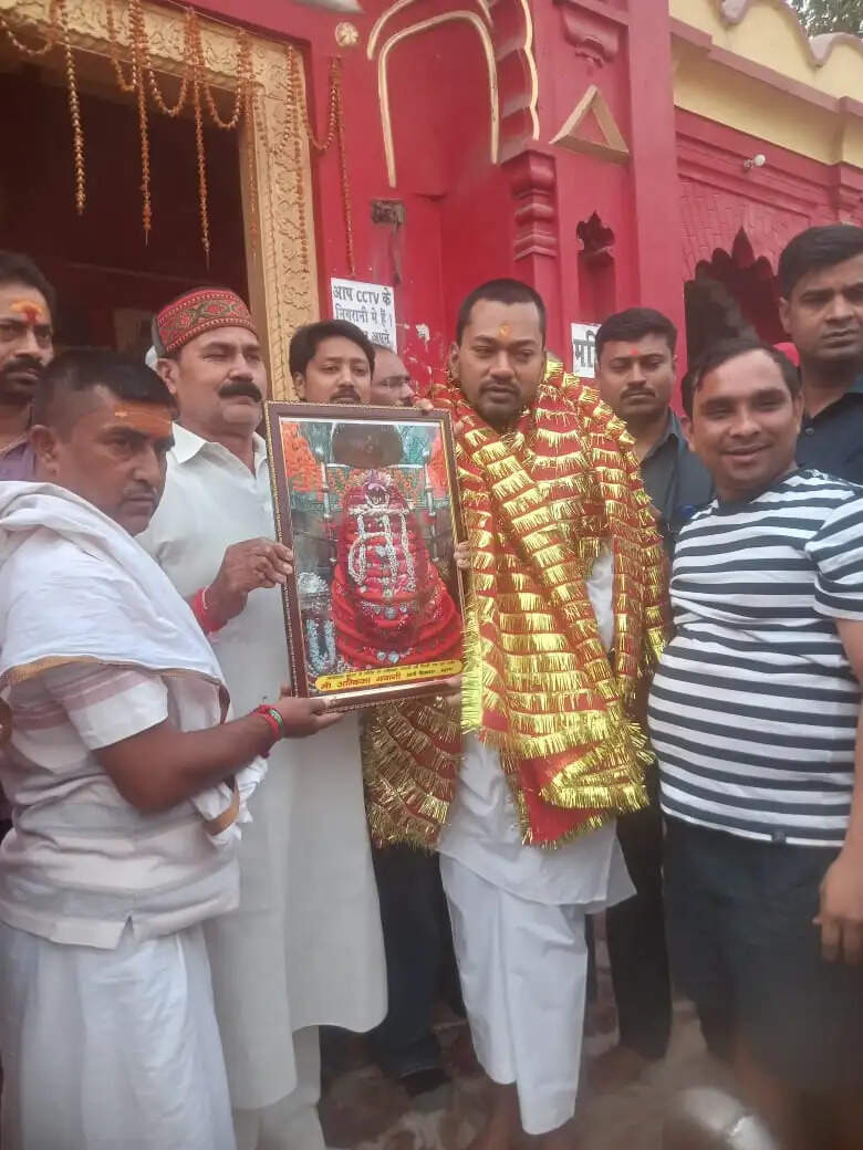 नीतीश कुमार के सुपुत्र निशांत कुमार ने आमी शक्तिपीठ में टेका मत्था