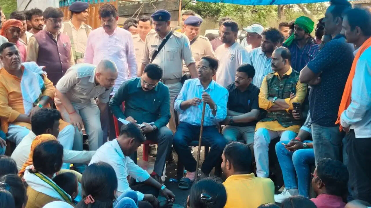 झारखंड इस्पात में 8 घंटे से जारी है वार्ता, धरने पर बैठे परिजन, नेताओं ने दिया समर्थन