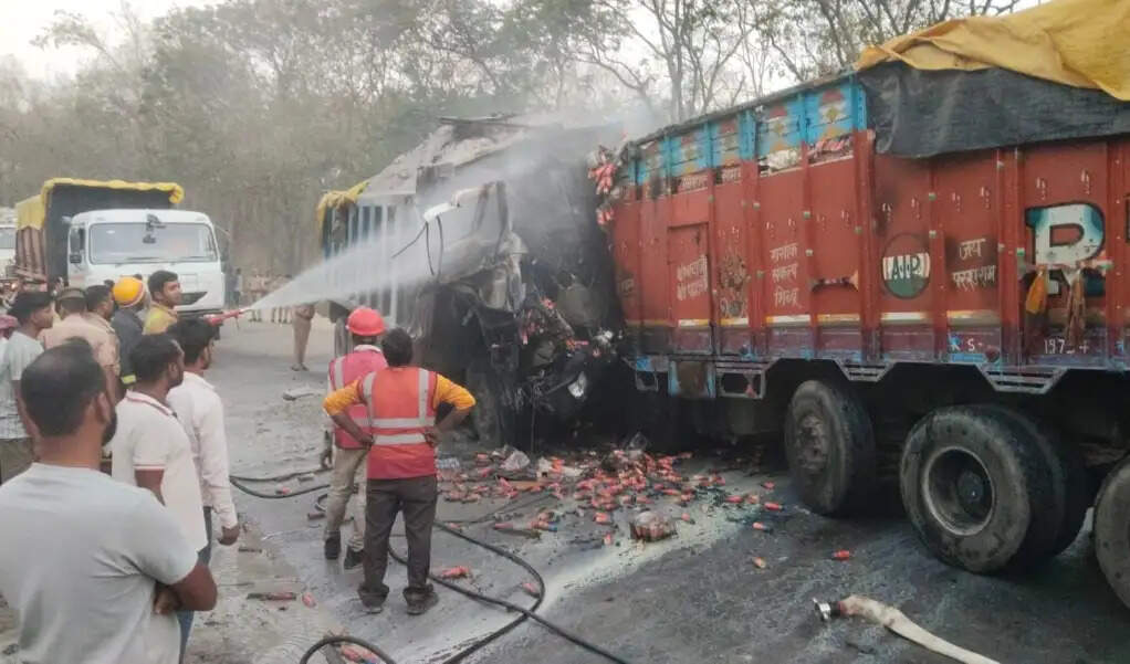 सोनभद्र में दो ट्रकों की टक्कर के बाद लगी आग, दो की जिंदा जलकर मौत, एक घायल