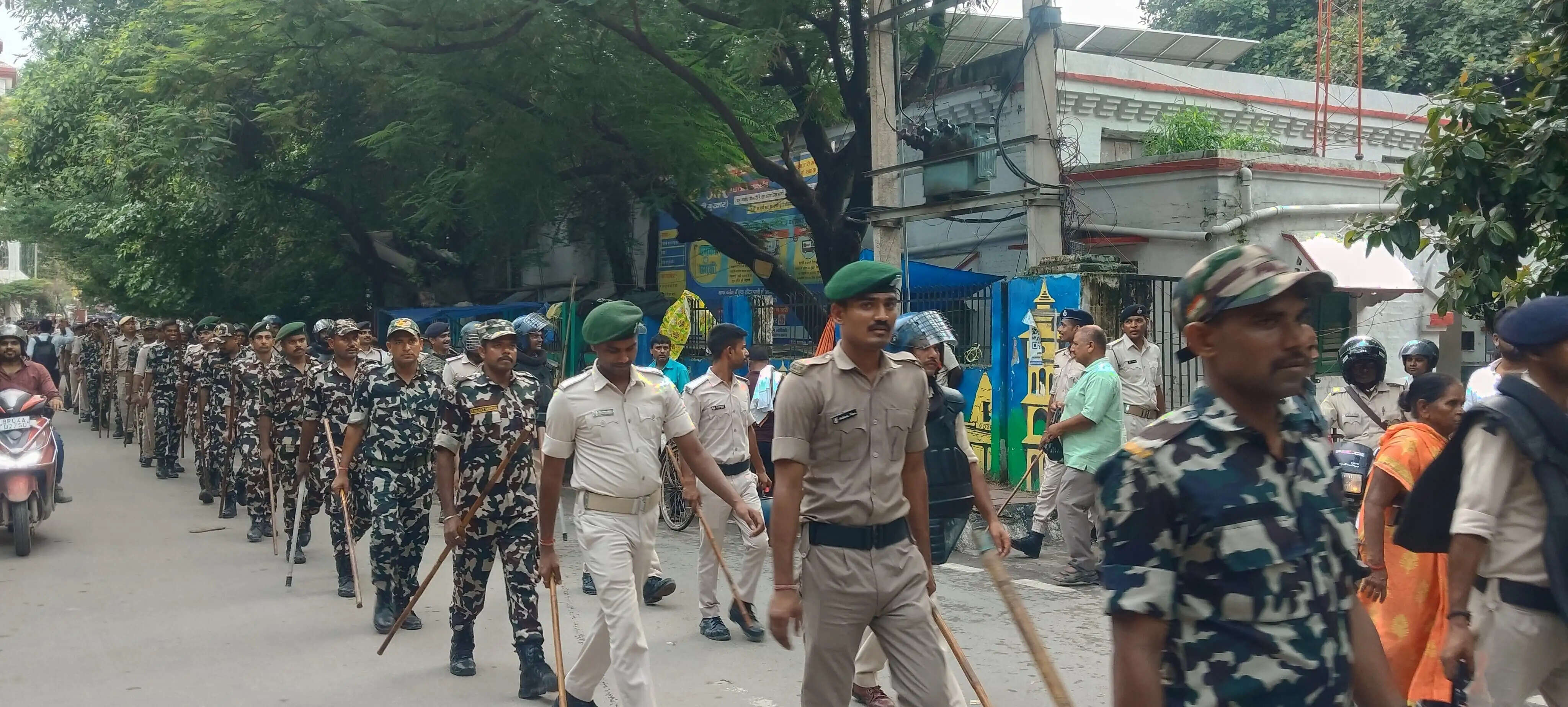 सारण में प्रस्तावित विरोध-प्रदर्शन को लेकर जिलाधिकारी और वरीय पुलिस अधीक्षक के नेतृत्व में निकला फ्लैग मार्च