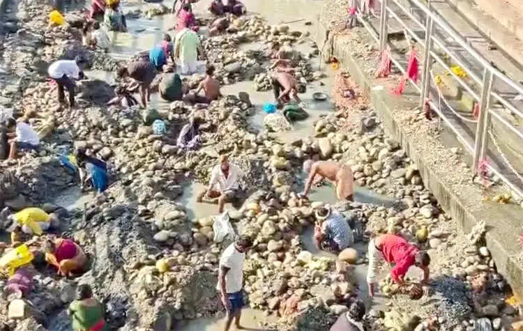 गंगाबंदी होते ही जलविहिन हुई हरकी पैड़ी, हरिद्वार की रौनक गायब