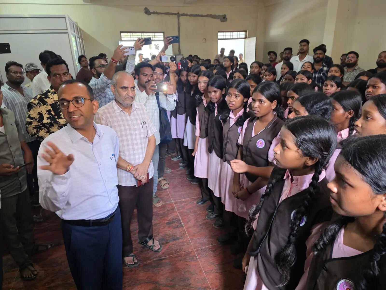 अम्बिकापुर : एकलव्य विद्यालय में अव्यवस्था से नाराज छात्राएं निकलीं पैदल, प्रशासन ने पहुंचाया कलेक्टोरेट