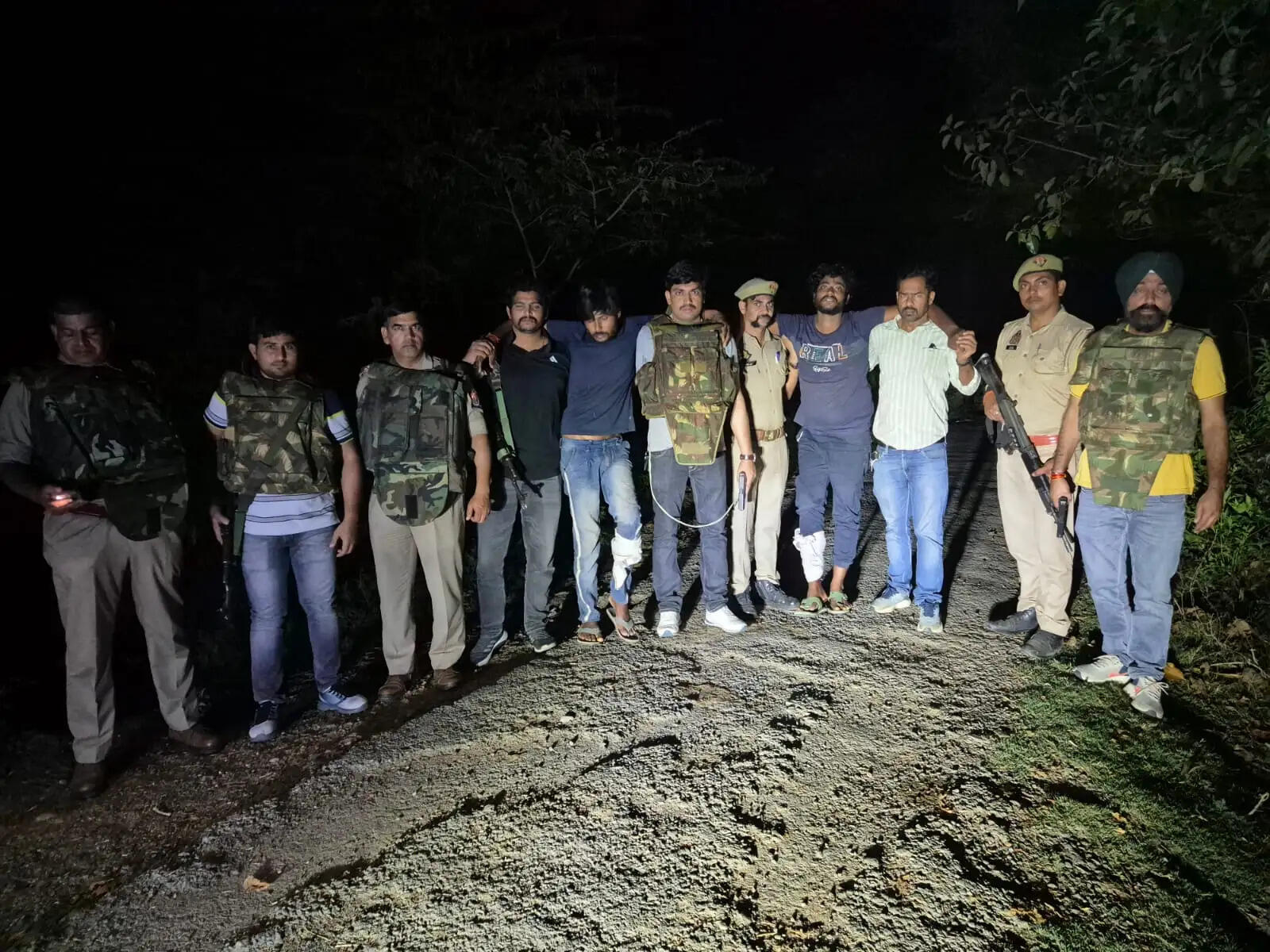 किशोरी का अपहरण के बाद दुष्कर्म व हत्या मामले के दो आरोपित मुठभेड़ में घायल