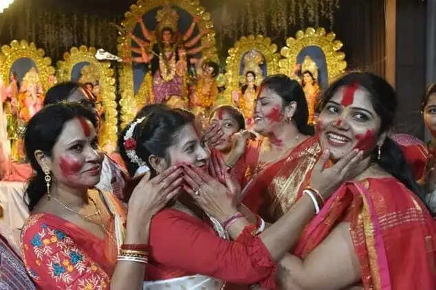 मुरादाबाद में प्रतिमा विसर्जन के साथ बंगाली समाज के दुर्गा पूजा महोत्सव का समापन