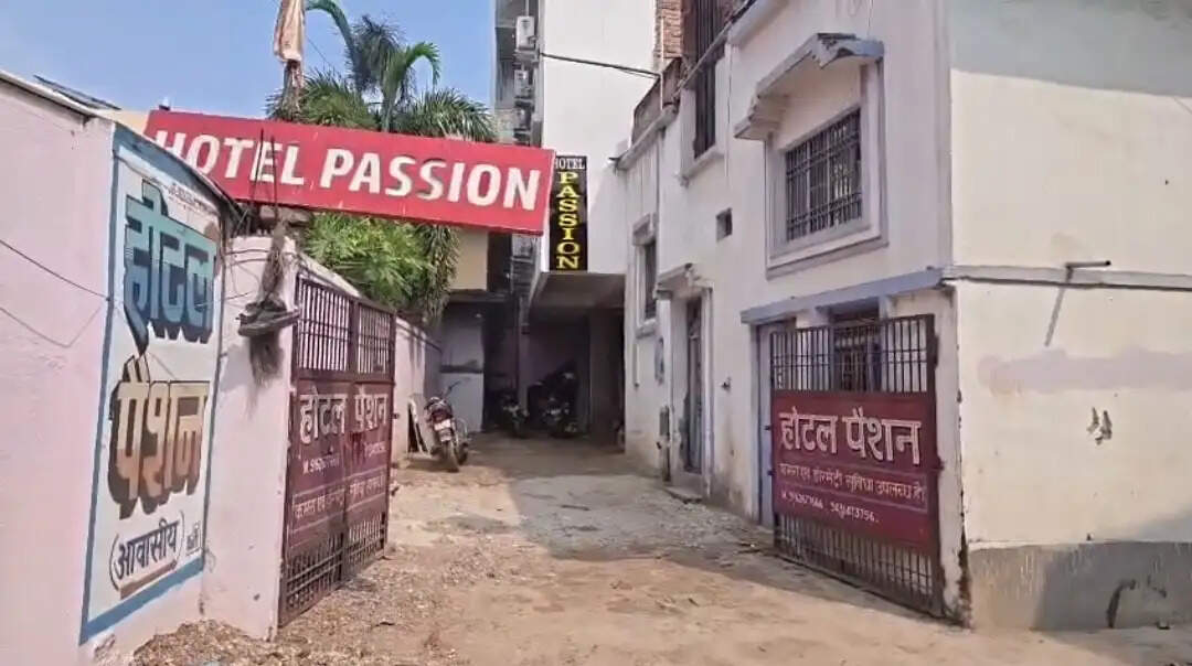 छपरा के होटल पैशन में पुलिस की छापेमारी, सात युवक और पांच युवतियां हिरासत में