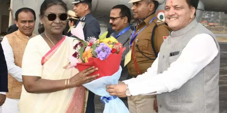 राष्ट्रपति हल्द्वानी पहुंचीं, सड़क मार्ग से नैनीताल रवाना