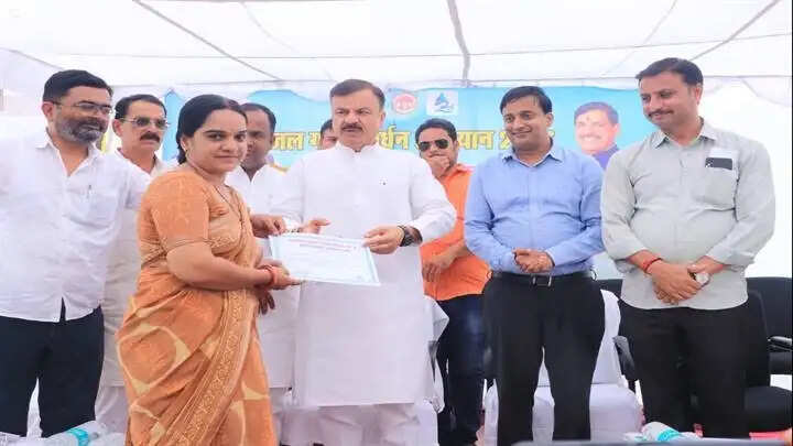 विदिशाः जल गंगा संवर्धन अभियान के समापन कार्यक्रम में मंत्री उदय प्रताप सिंह हुए शामिल