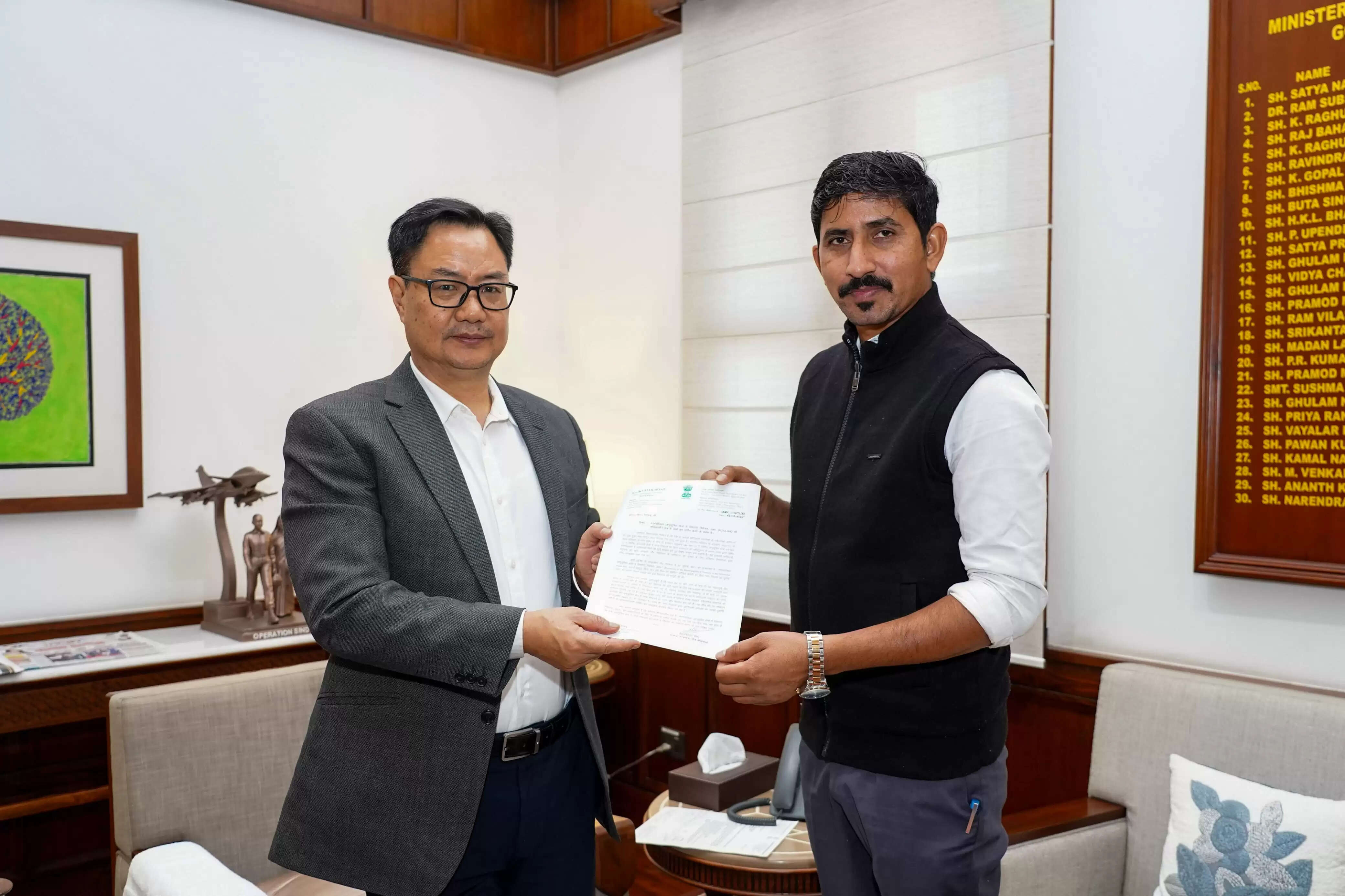 सांसद राजकुमार रोत ने संसदीय कार्य मंत्री एवं केंद्रीय जनजाति मंत्री से की भेंट, मेसा कानून को संसद में पारित करने की रखी मांग